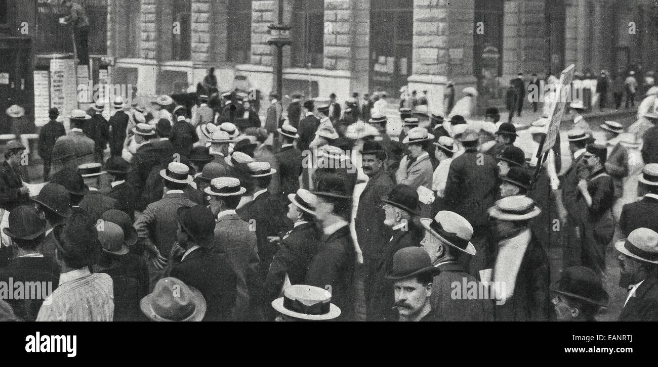 Assassination of President McKinley - The crowds in newspaper row - New York City, September 1901 Stock Photo