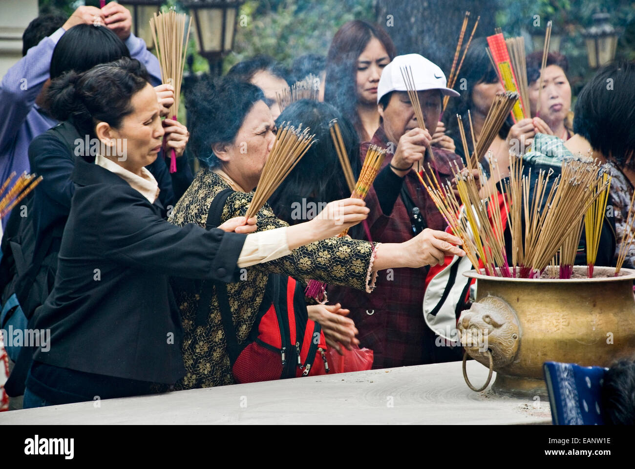 Women in taoist temple hi-res stock photography and images - Alamy