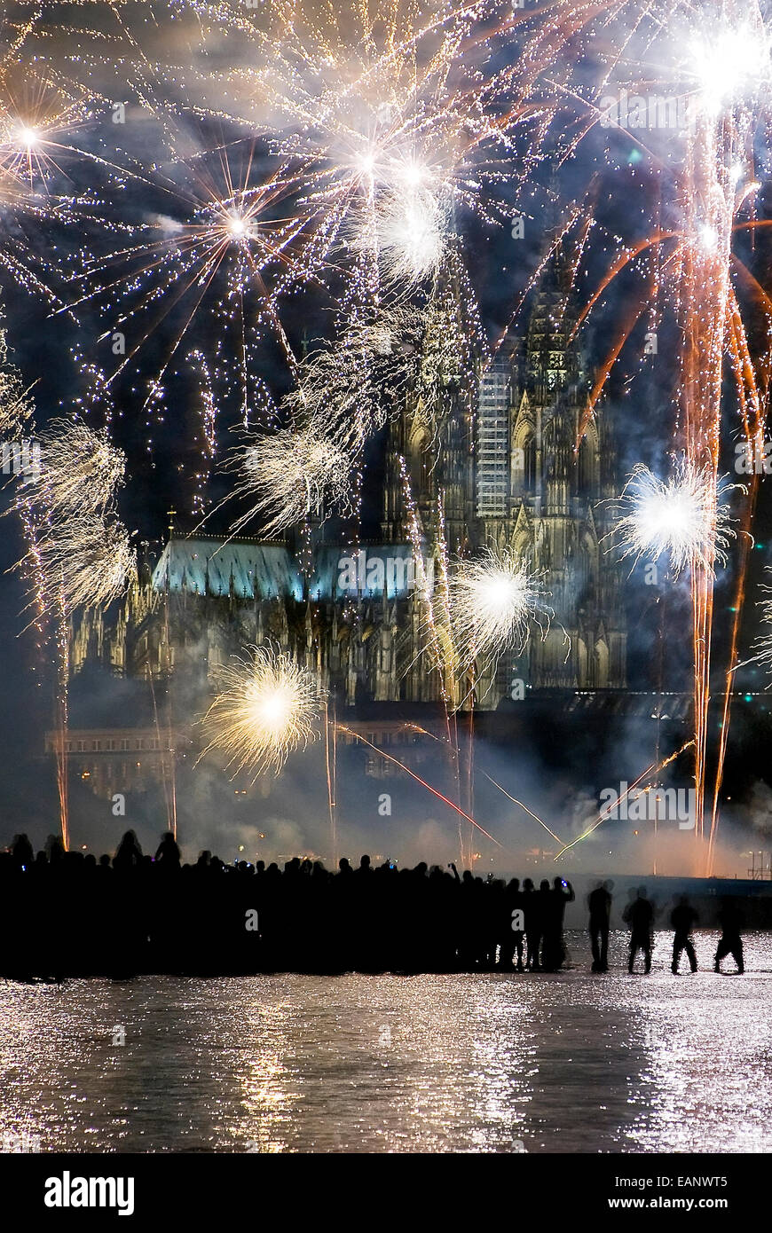 Pessoas assistindo fogos de artifício a margem do rio Reno atrás da catedral de Cologne. /People watching fireworks on the river Stock Photo
