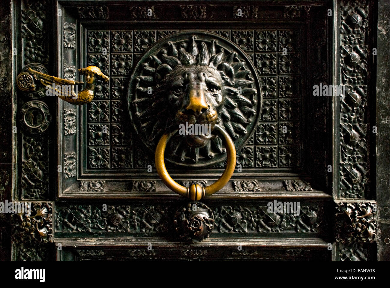 Close no detalhe da porta da Catedral de Colônia. / Close-up detail of the Cathedral Cologne door. Stock Photo