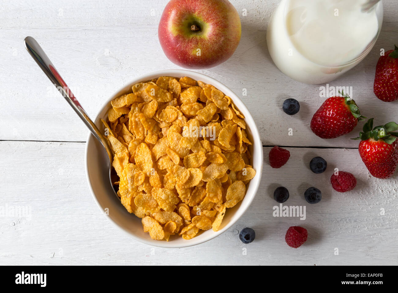 хлопья с молоком похудение. хлопья с молоком похудение. хлопья cornflakes. овсянка, мюсли, гранола. хлопья с молоком фитнес.