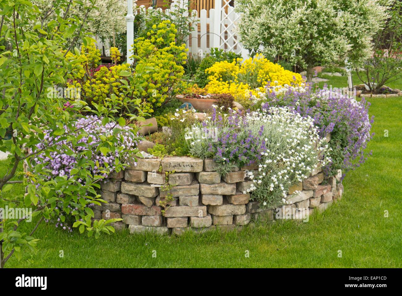 Raised bed made of bricks hires stock photography and images Alamy