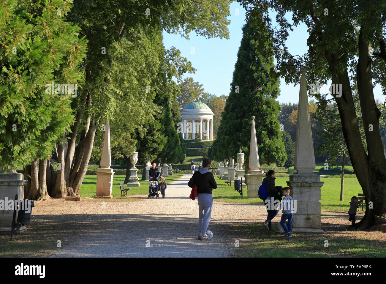 People on statue lined path leading to the rotunda temple in Querini Park, Vicenza, Italy, Veneto. Stock Photo