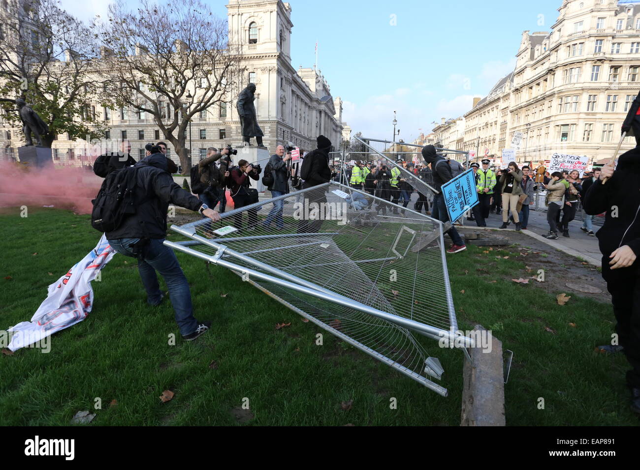 London, UK. 19th Nov, 2014. Students tear down fences at Parliament Square. Thousands of students are marching in central London calling for Free Education. Credit:  Christopher Middleton/Alamy Live News Stock Photo