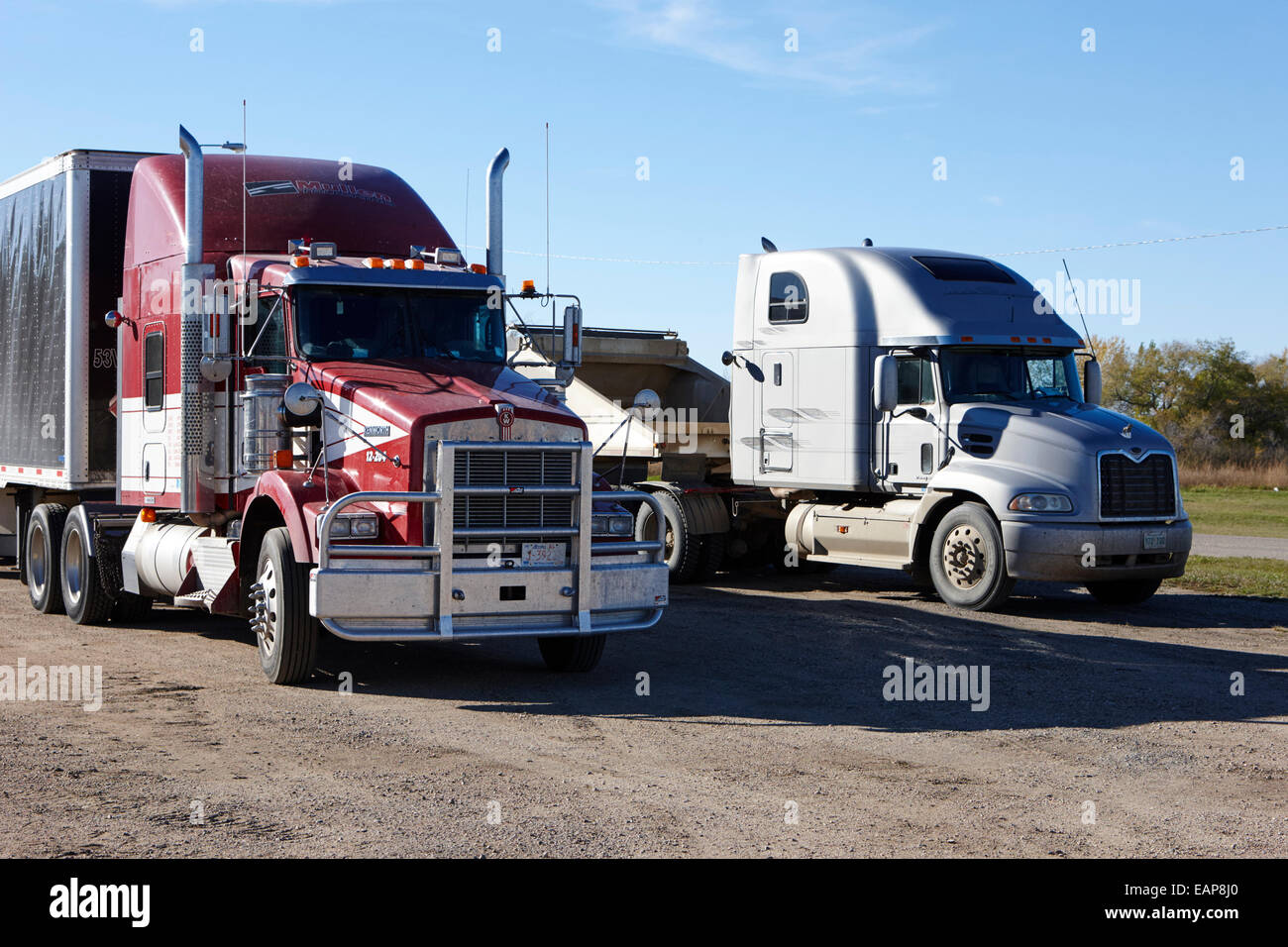 Semi trailer and towing truck hires stock photography and images Alamy