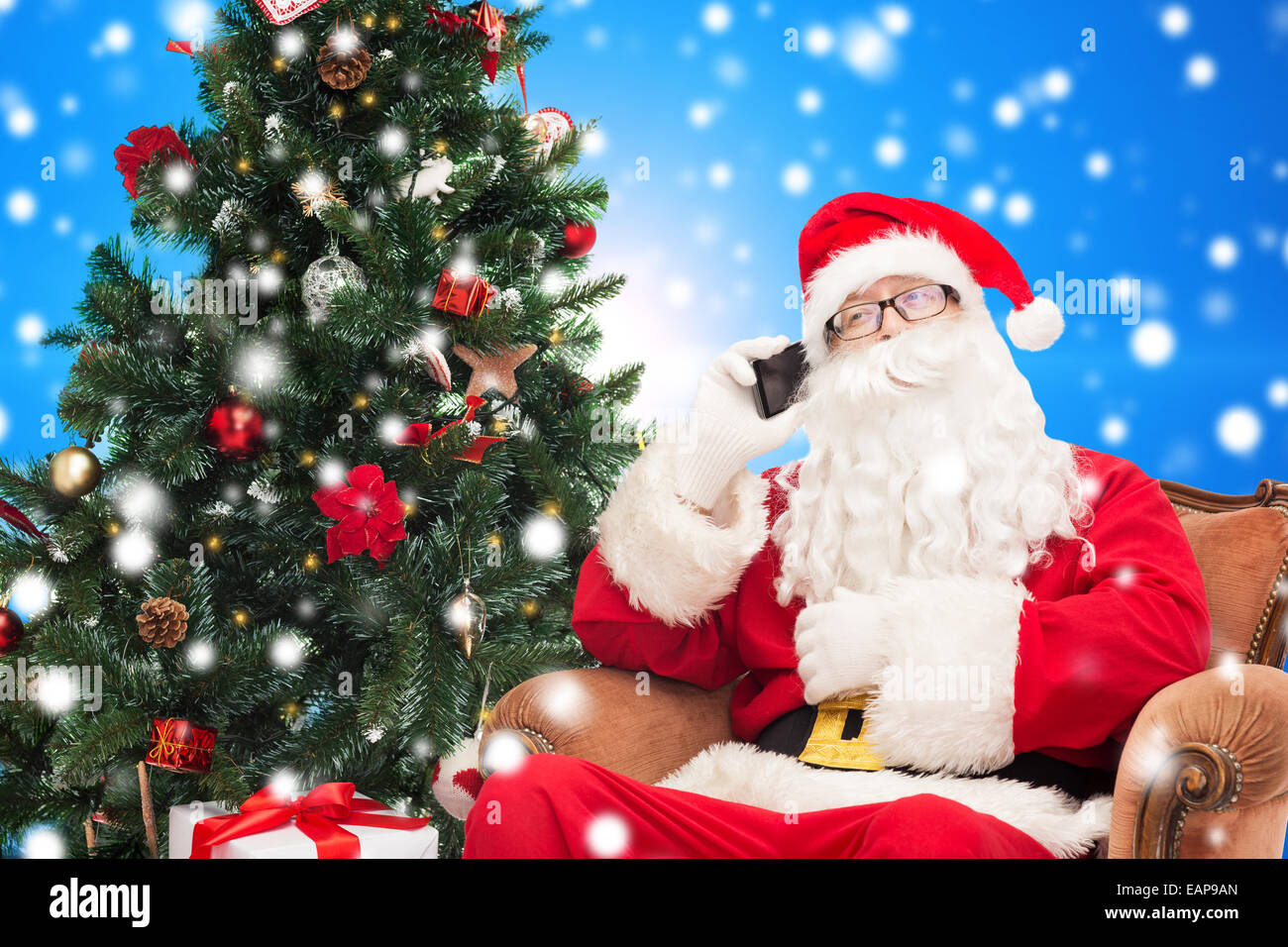 Santa claus smartphone christmas tree hi-res stock photography and ...