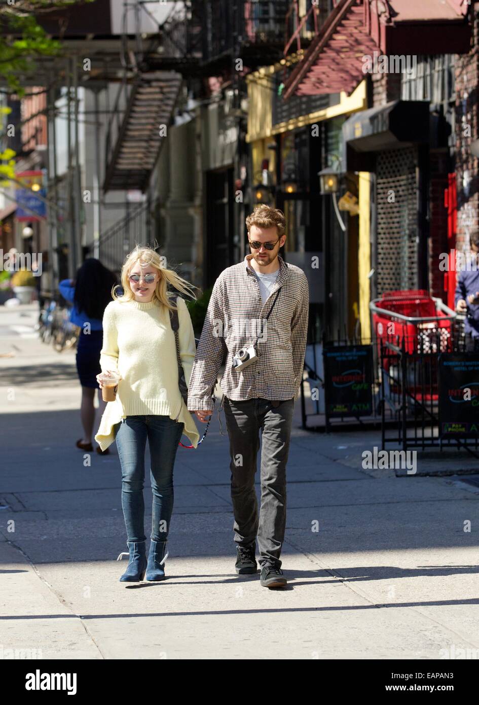enhed at forstå øjenvipper Dakota Fanning spotted out in New York with her model boyfriend, Jamie  Strachan Featuring: Dakota Fanning,Jamie Strachan Where: New York City, New  York, United States When: 17 May 2014 Stock Photo - Alamy