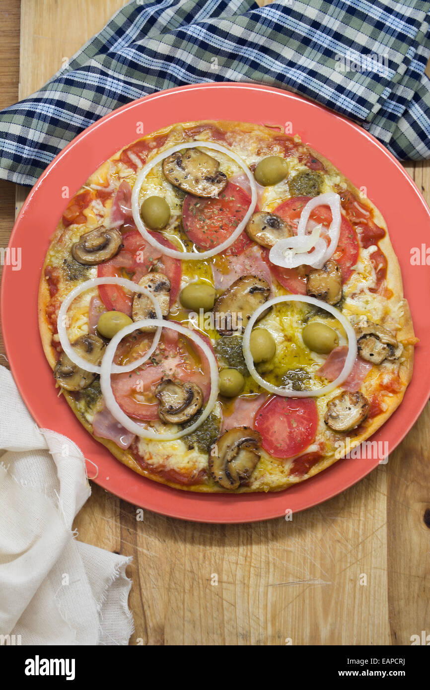 delicious pizza, thin crust, with mozzarella and assorted vegetables