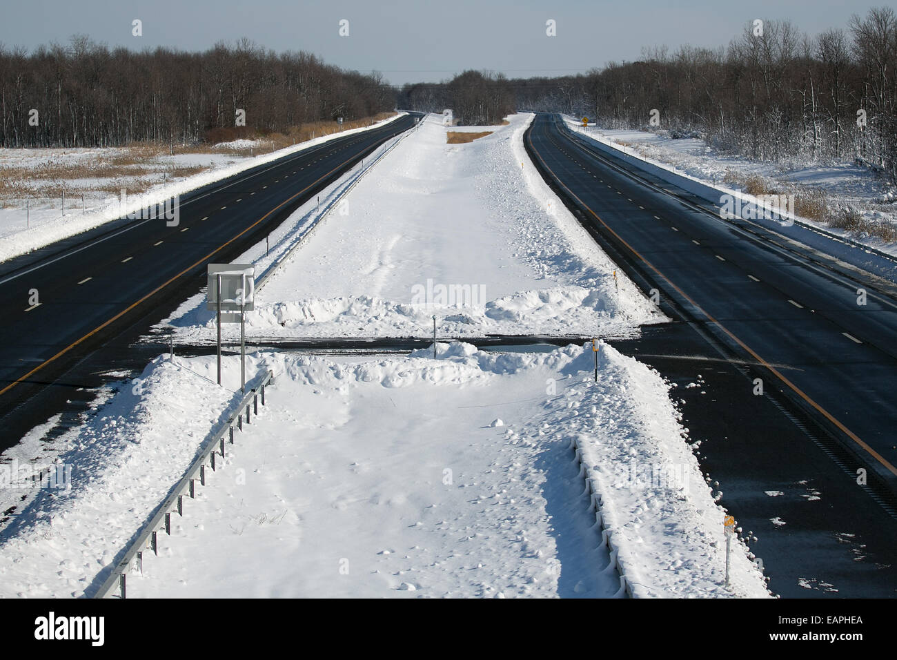 New York, USA. 19th Nov, 2014. The New York State Thruway was closed for a 130-mile stretch near Buffalo, New York, USA on Wednesday, November 19, 2014. Up to six feet of snow fell on the region Tuesday, stranding dozens of motorists on roadways and causing at least six deaths. Credit:  dpa picture alliance/Alamy Live News Stock Photo