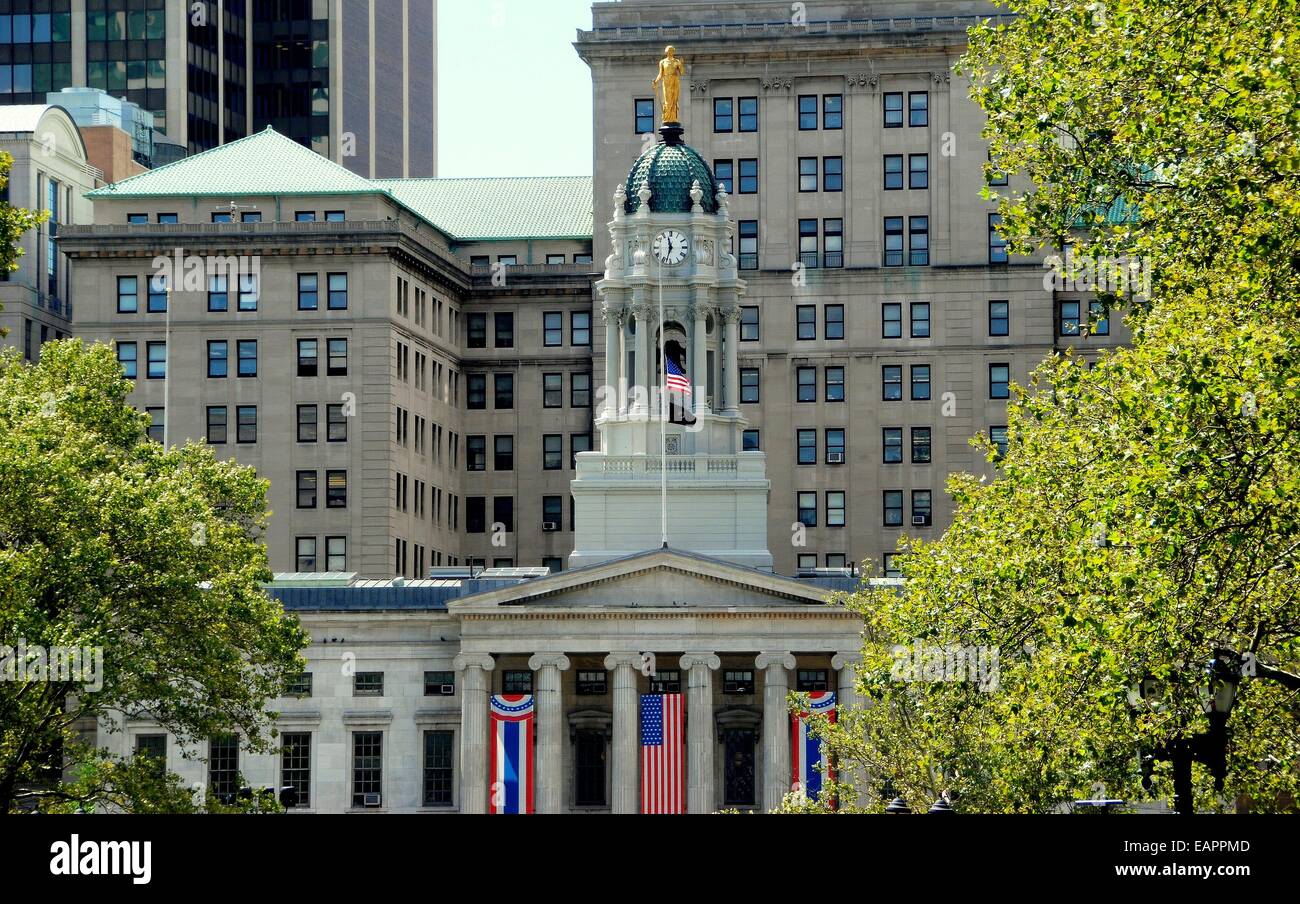 BROOKLYN, NY:  Brooklyn Borough Hall with its neo-classical cupola topped with a gilded statue of Justice in Cadman Plaza Stock Photo