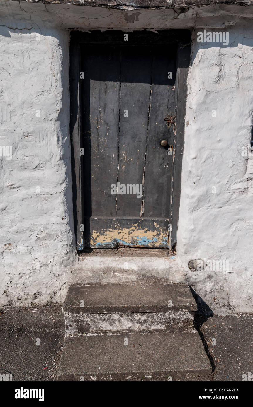Single storey cottage set between two storeyed houses on the west side of Beach Road, below the Cambria in Menai Bridge Anglesey Stock Photo