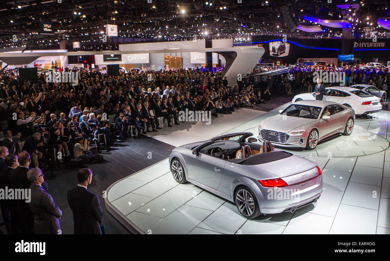 Los Angeles, USA. 19th Nov, 2014. Media members crowd as the Audi presents their new cars during the media preview day at the 2014 Los Angeles Auto Show in Los Angeles, on Nov. 19, 2014. © Zhao Hanrong/Xinhua/Alamy Live News Stock Photo
