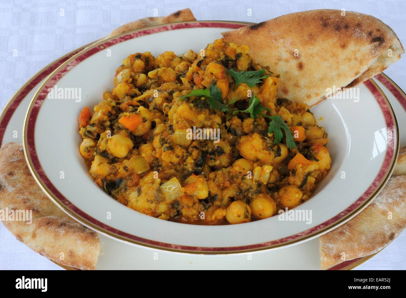 Chickpea and spinach balti with Naan bread Stock Photo Alamy