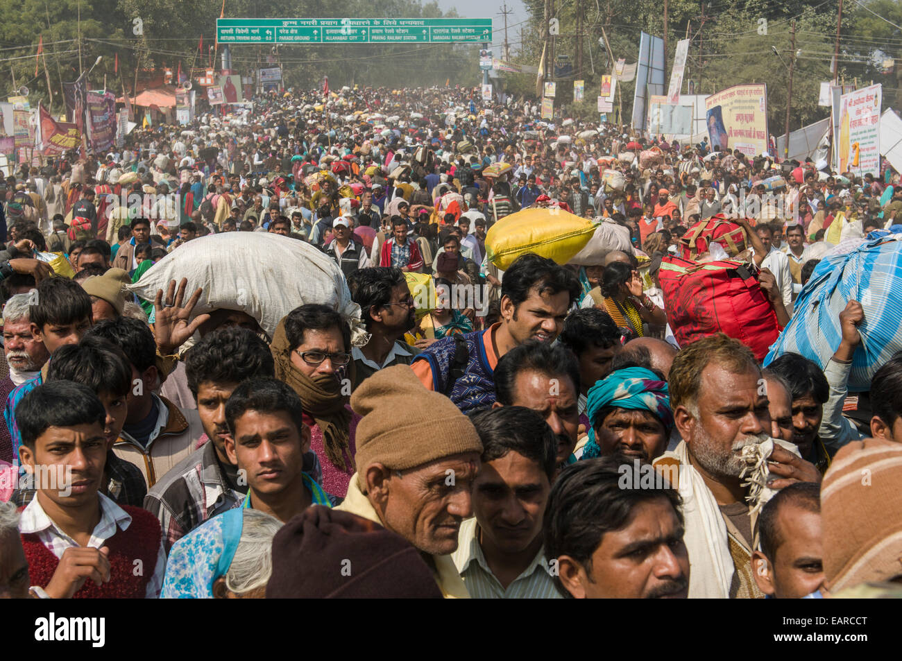 Crowds of people arriving at Kumbha Mela grounds, Allahabad, Uttar Pradesh, India Stock Photo
