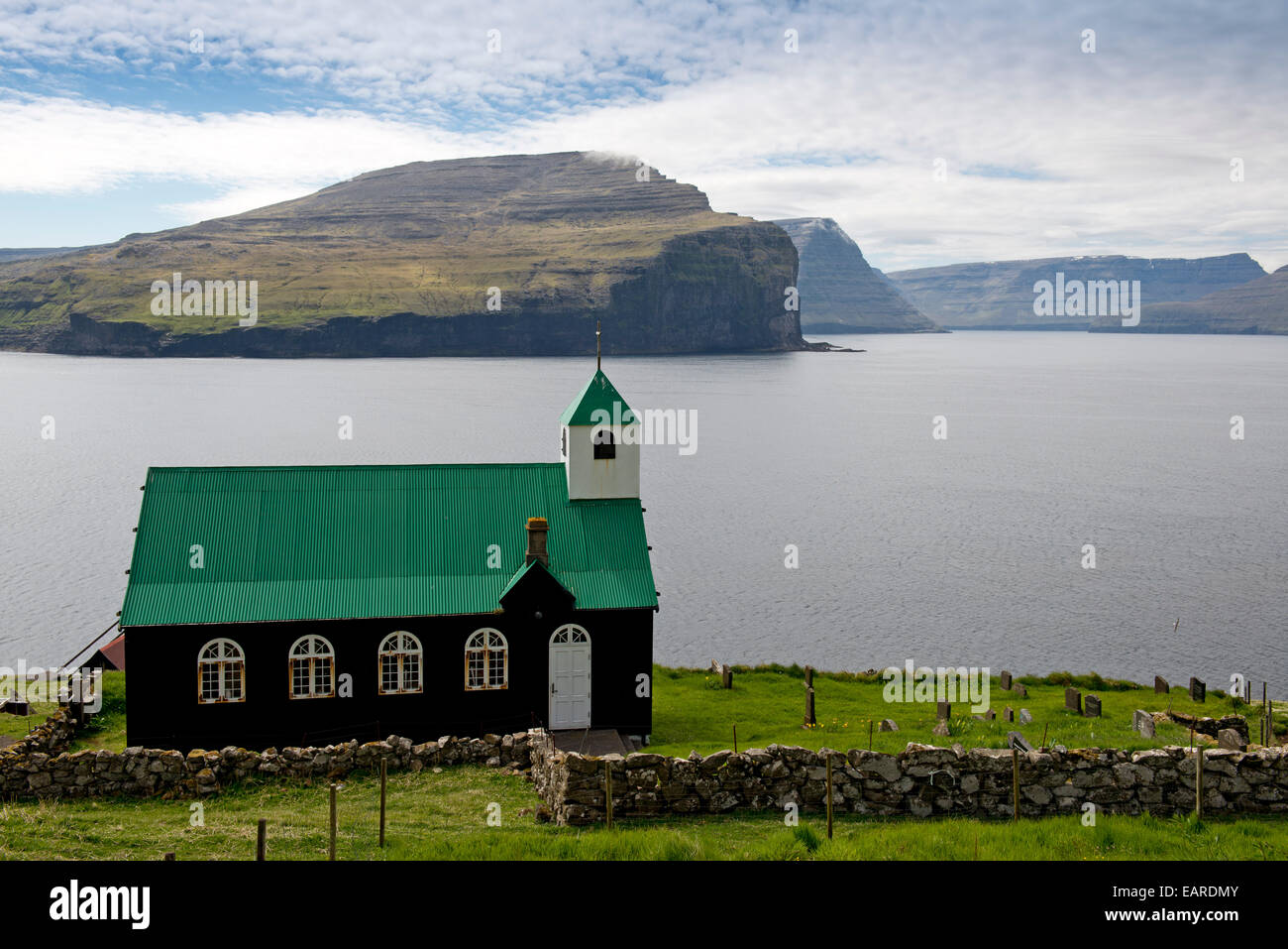 Church and cemetery, behind the islands Svinoy, Bordoy and Vidoy, Kirkja, Fugloy, Norðoyar, Faroe Islands, Denmark Stock Photo
