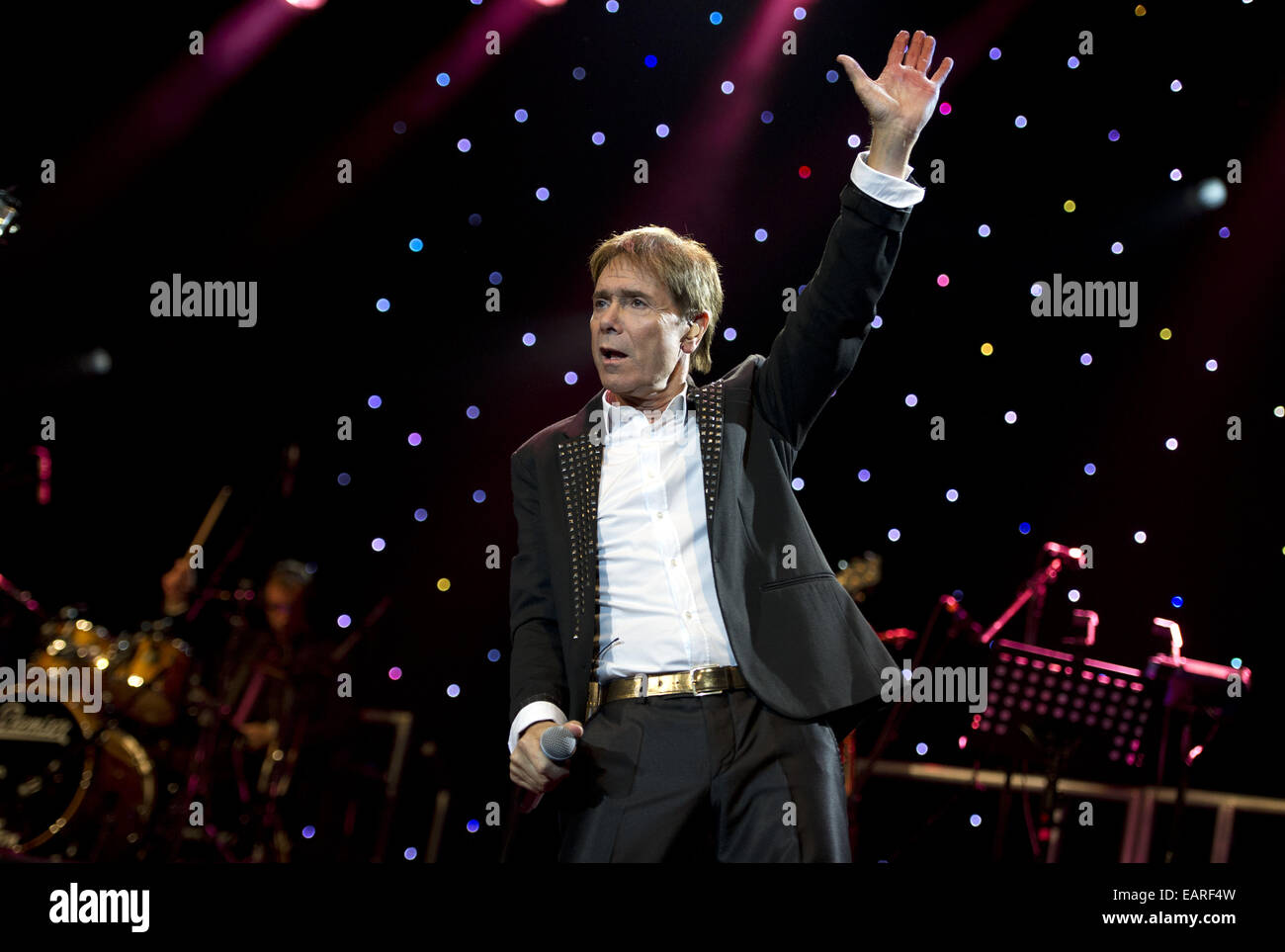 Cliff Richard Performing At The Ziggo Dome During His 'Still Reelin ...