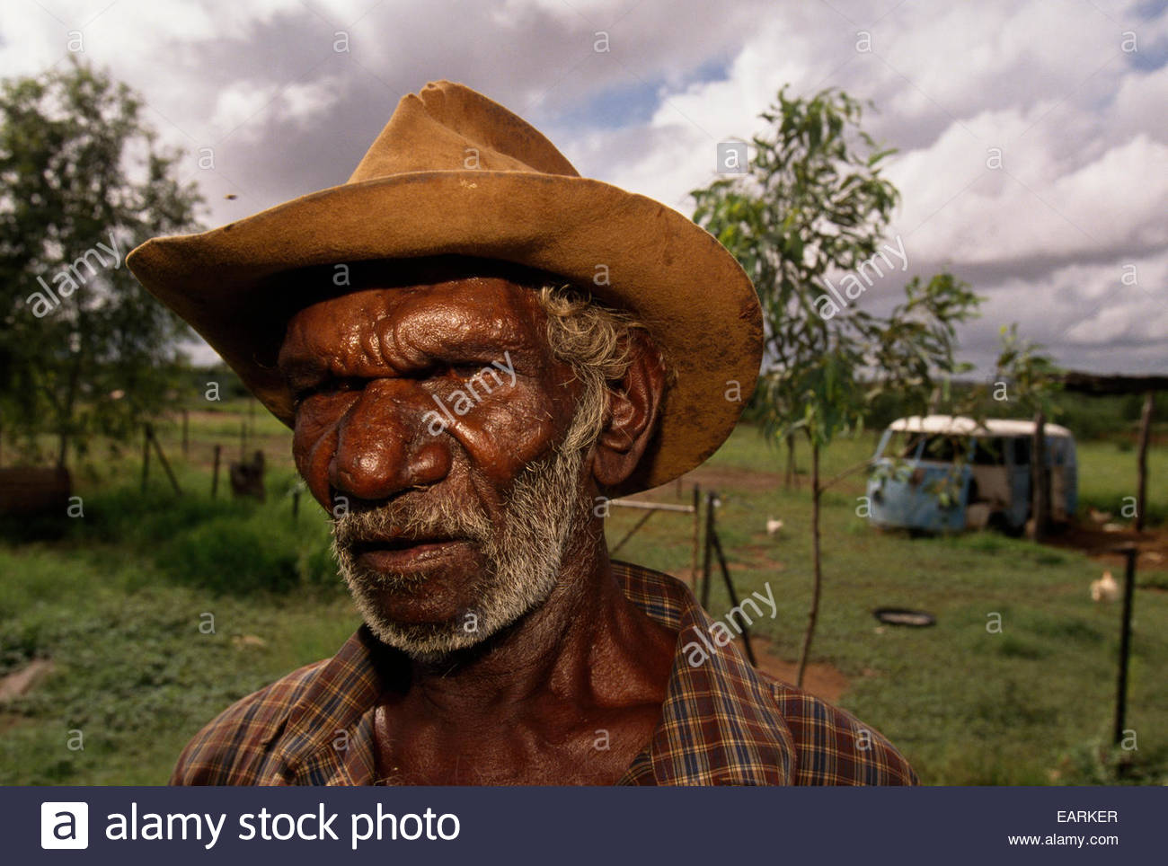 An Aboriginal man in the remote Australian Outback Stock Photo - Alamy