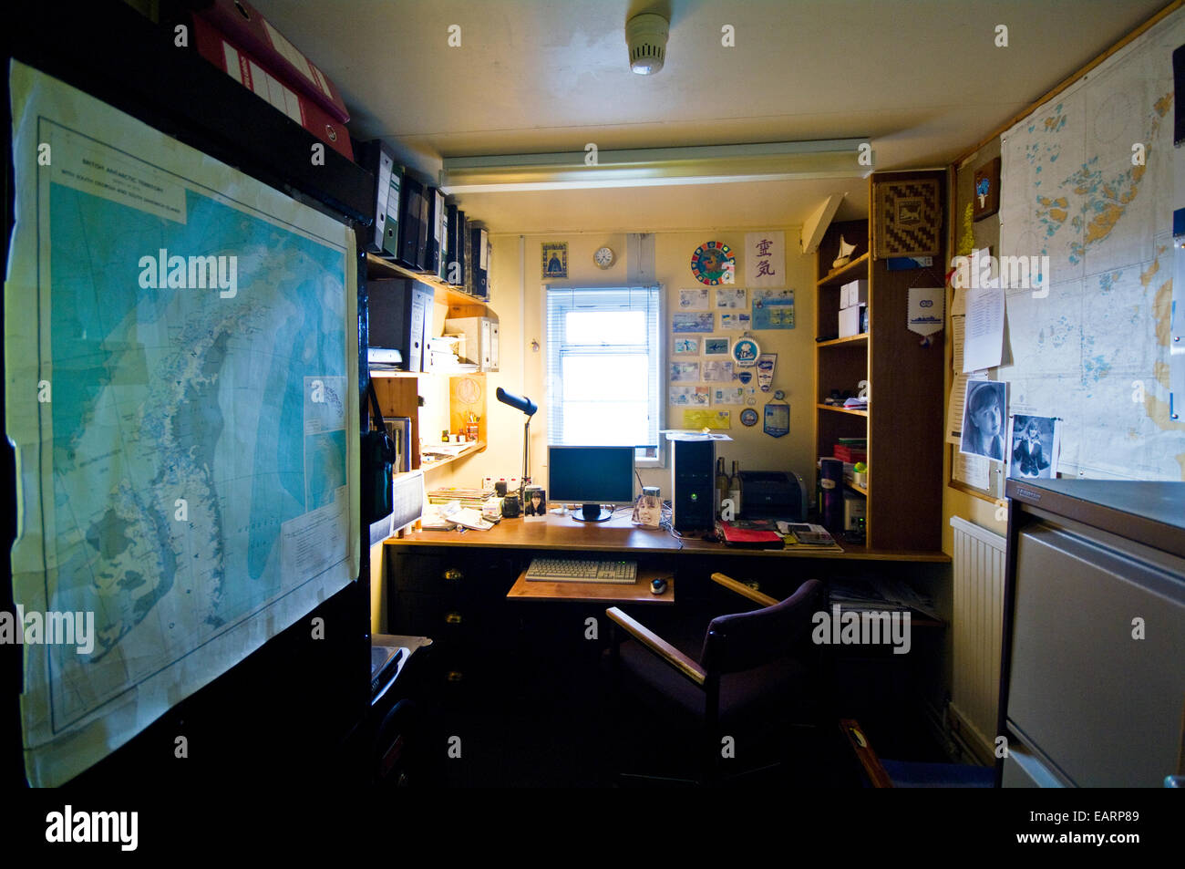 maps-line-the-wall-of-an-office-in-a-ukrainian-research-station-EARP89.jpg