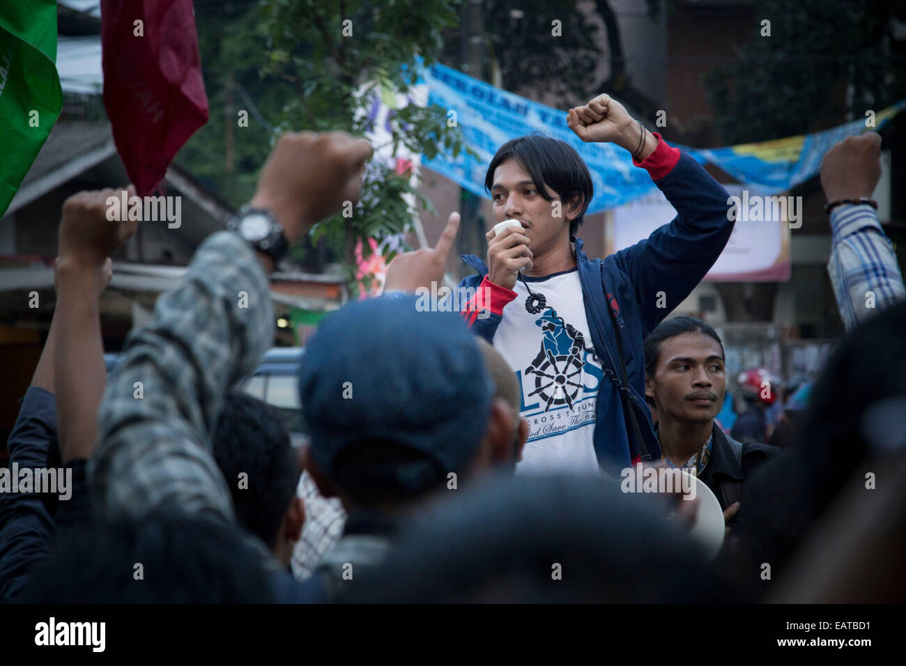 Jakarta, Indonesia. 20th Nov, 2014. Student oration during the demonstration. Dozens of Students from Jakarta named 'Student Movement' held a demonstration infront of National Islam University-Ciputat-Banten. They Demand government plan to rise the oil price. Credit:  Donal Husni/Alamy Live News Stock Photo