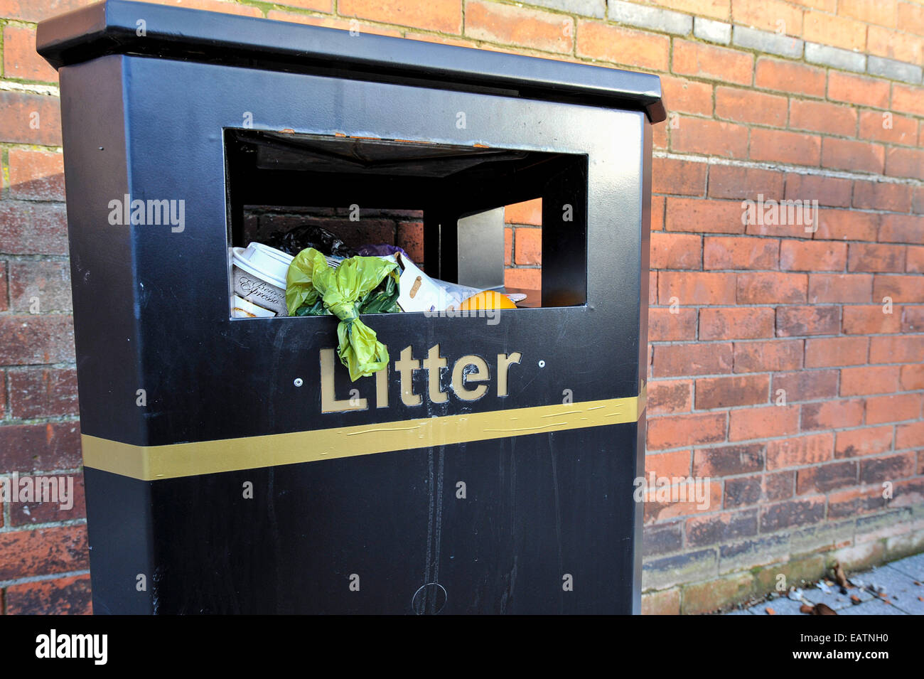 Stock Photo - Full litter bin int Ebrington Square, Derry, Londonderry ©George Sweeney/Alamy Stock Photo