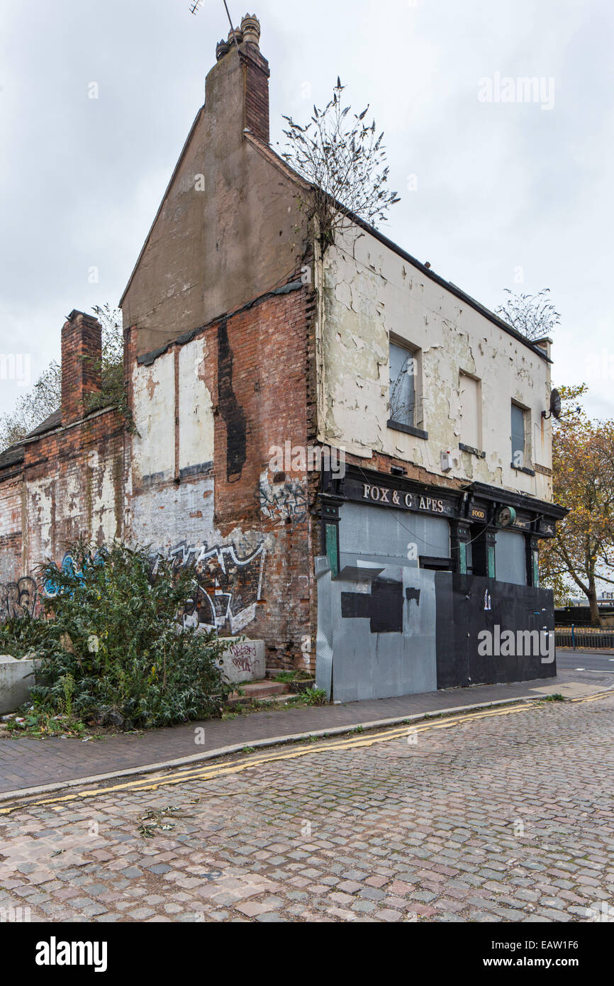 The 17th century Fox and Grapes pub a grade 2 listed building in danger
