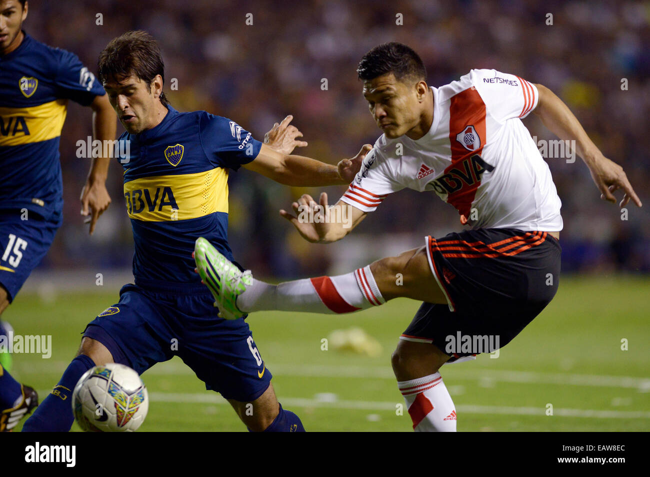 Buenos Aires, Argentina. 20th Nov, 2014. Boca Juniors' Juan Daniel Forlin (L) vies the ball with Teofilo Gutierrez of River Plate during the first leg match of South American Cup semifinals, held at Alberto J. Armando stadium, in Buenos Aires, Argentina, on Nov. 20, 2014. © Leo La Valle/Xinhua/Alamy Live News Stock Photo