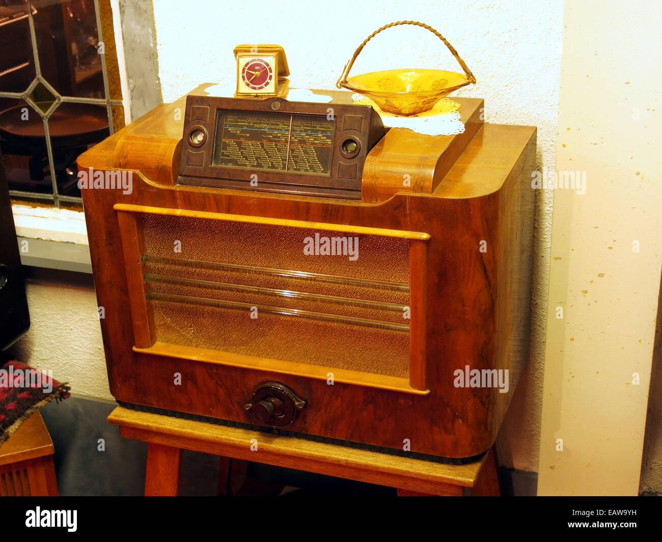 Old radio receiver in museum hi-res stock photography and images - Alamy
