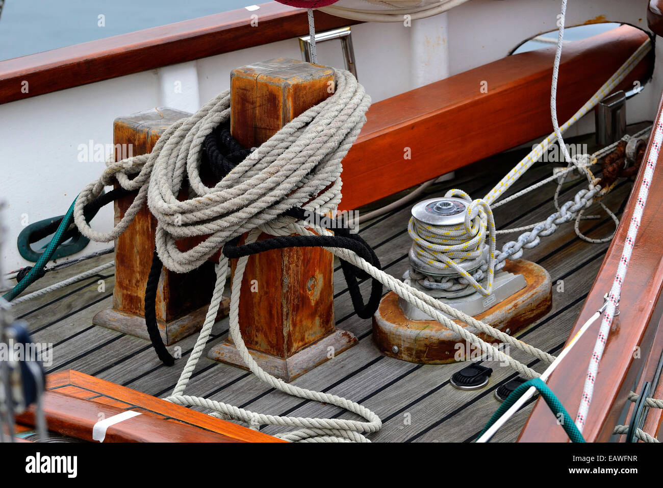 Yseult : pilot cutter,  rope and block, winch, home port : Cowes (UK) and St Malo (Brittany, France). Stock Photo