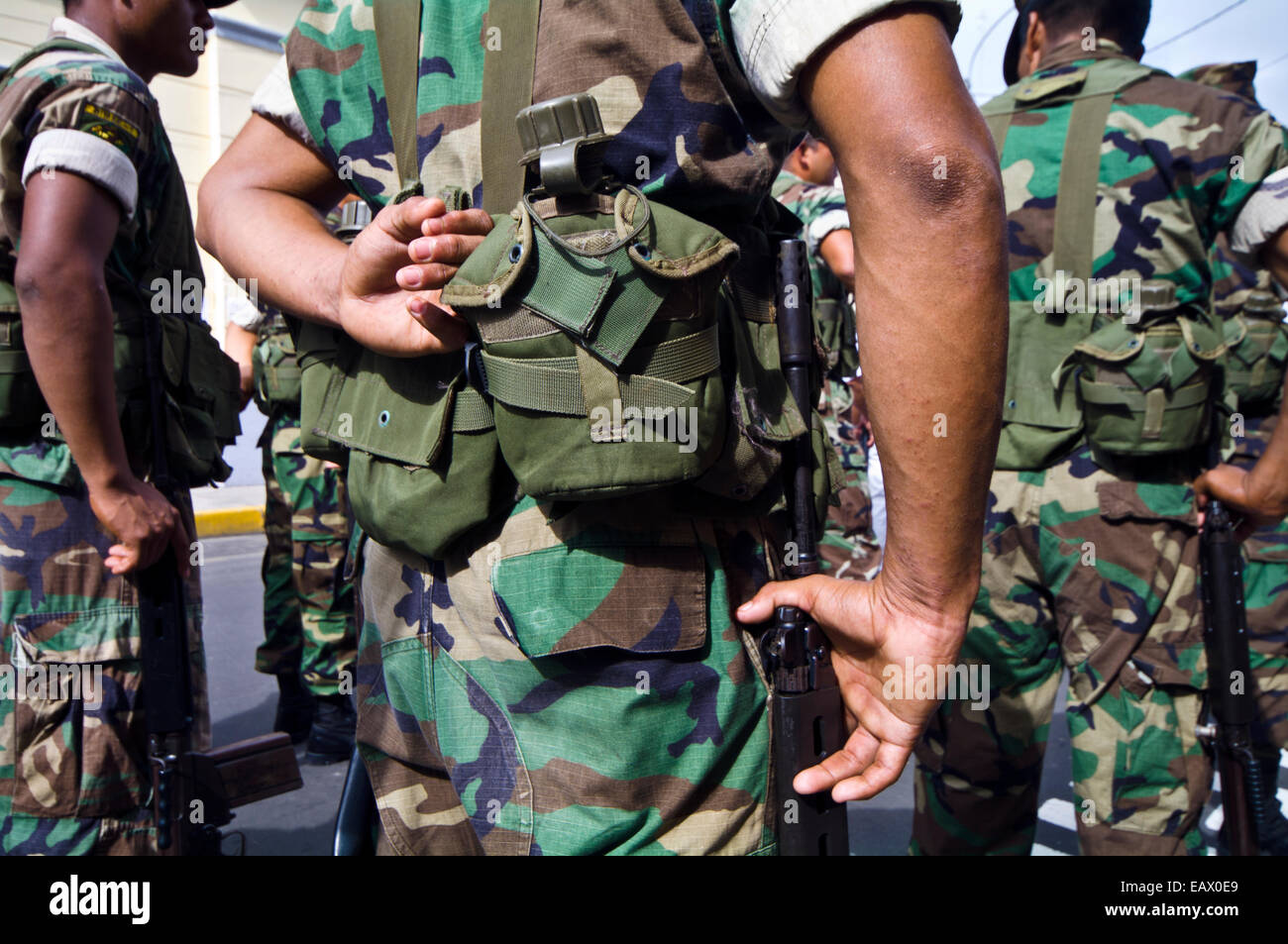 Soldiers standing at attention hi-res stock photography and images - Alamy