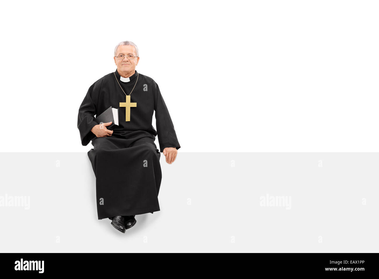 Православный мирянин вячеслав семенов. Афон монахи. Священник сидит. Священник крестится на горнее место. Монах молится.