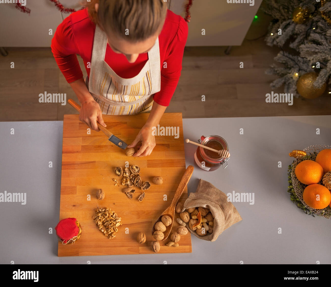 Young housewife chopping walnuts Stock Photo Alamy