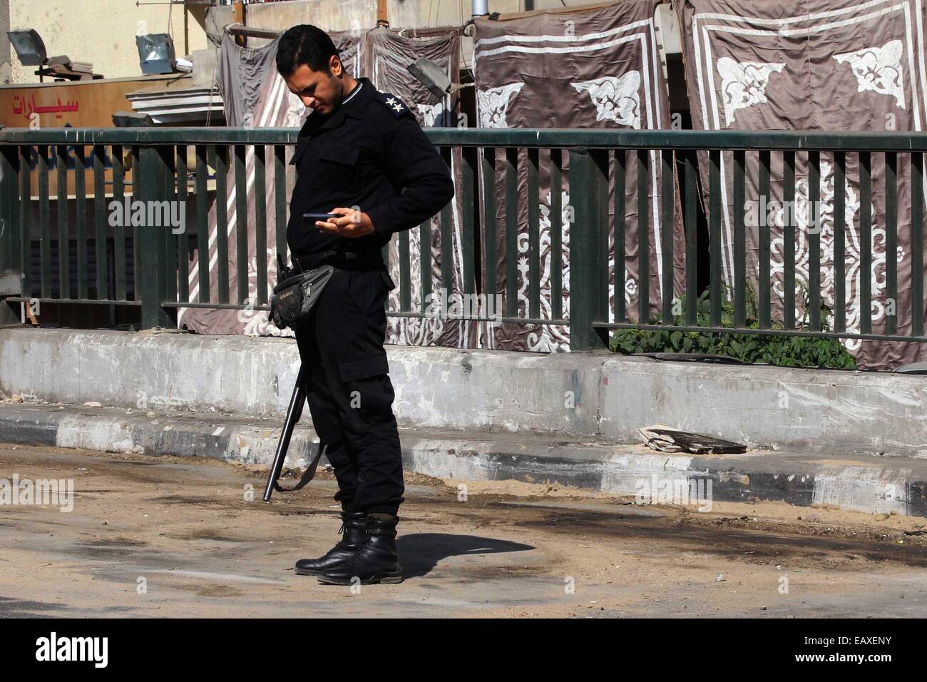 Cairo, Egypt. 21st Nov, 2014. Egyptian security forces stand guard on