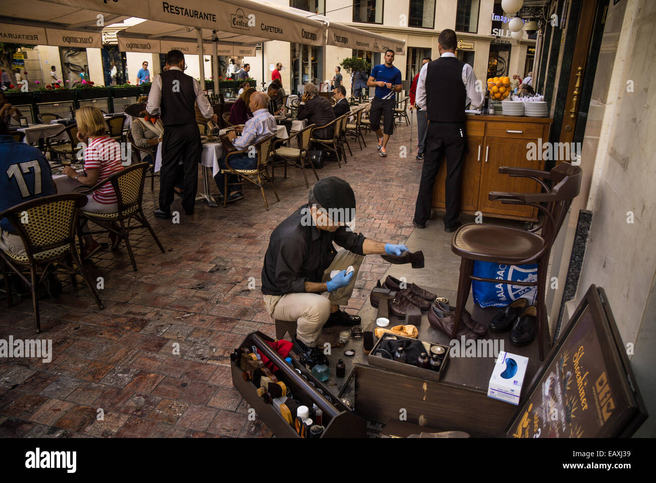 CAFE CENTRAL MALAGA PLAZA DE LA CONSTITUTION SHOE SHINE MAN Stock Photo