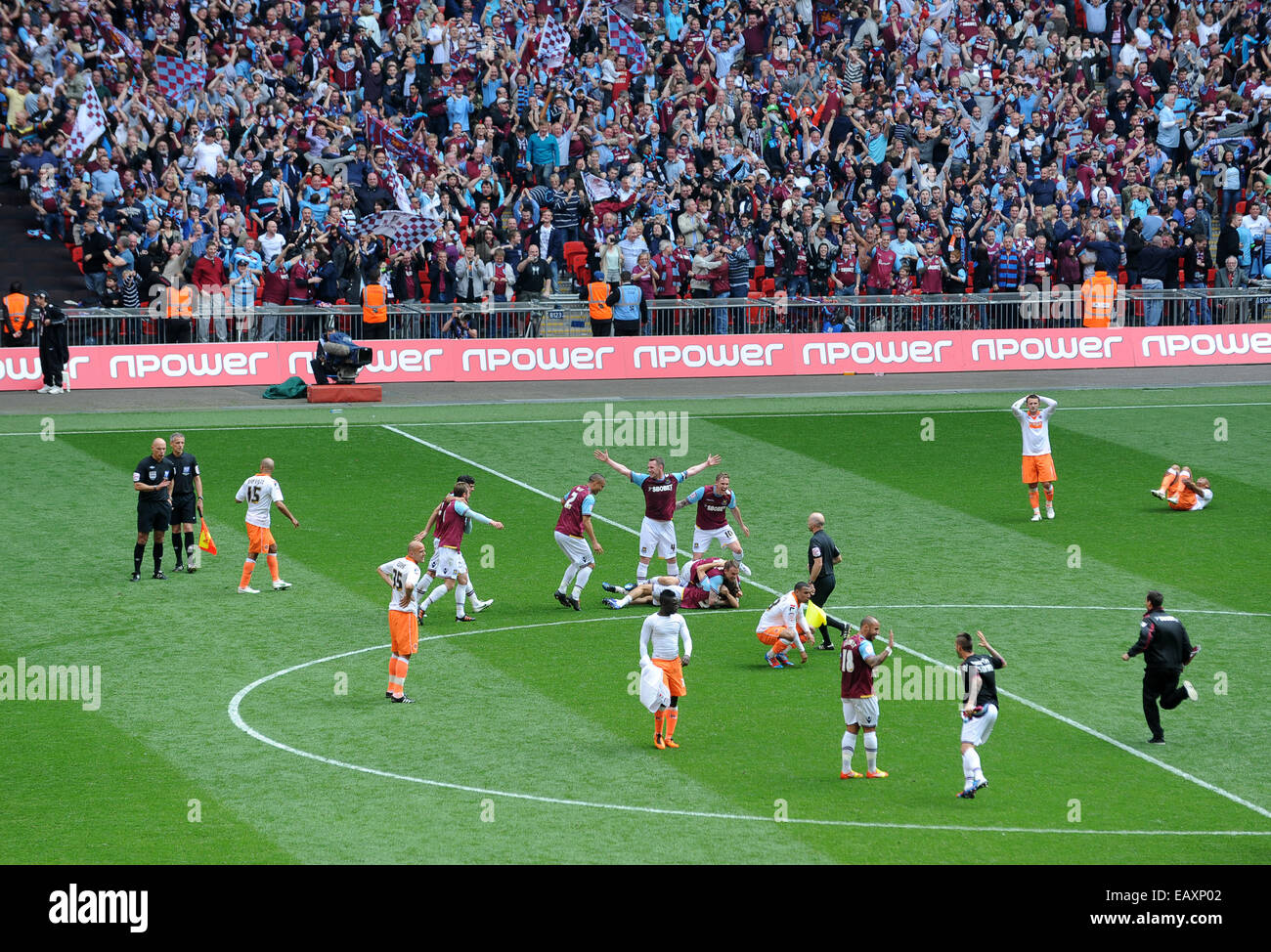 The agony and ecstasy of winning & losing Football League Championship play-off Final football match West Ham United v Blackpool Stock Photo