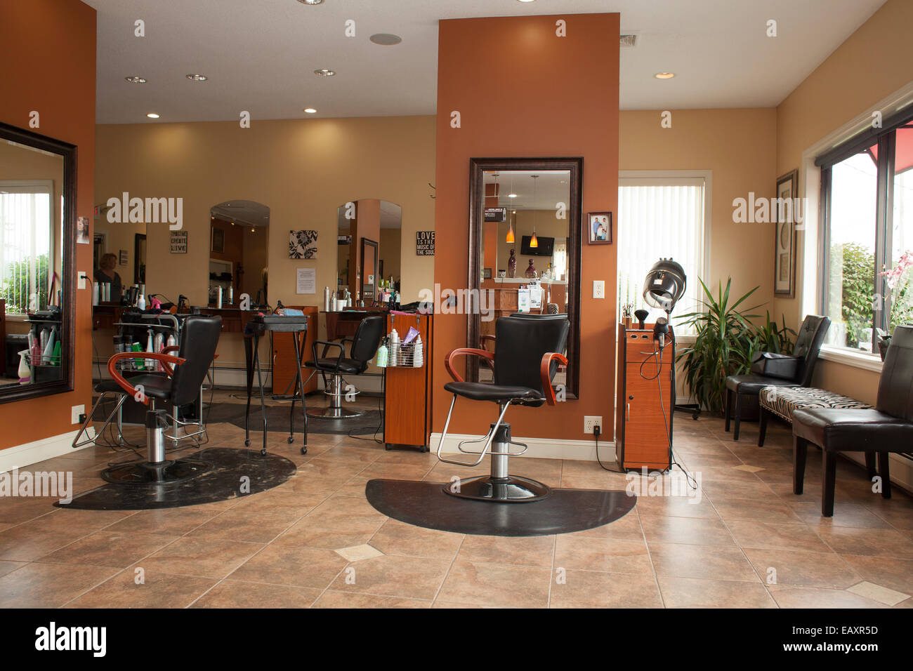 Unisex hair salon hi-res stock photography and images - Alamy