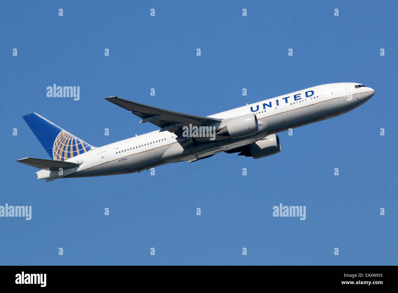 United airlines boeing 777 200 hi-res stock photography and