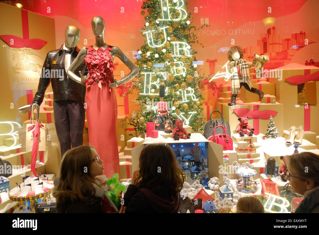 Paris, France. 21st Nov, 2014. Christmas decorations and shopping and  window shopping viewing Burberry display at Printemps department store in  Paris. Credit: Paul Quayle/Alamy Live News Stock Photo - Alamy