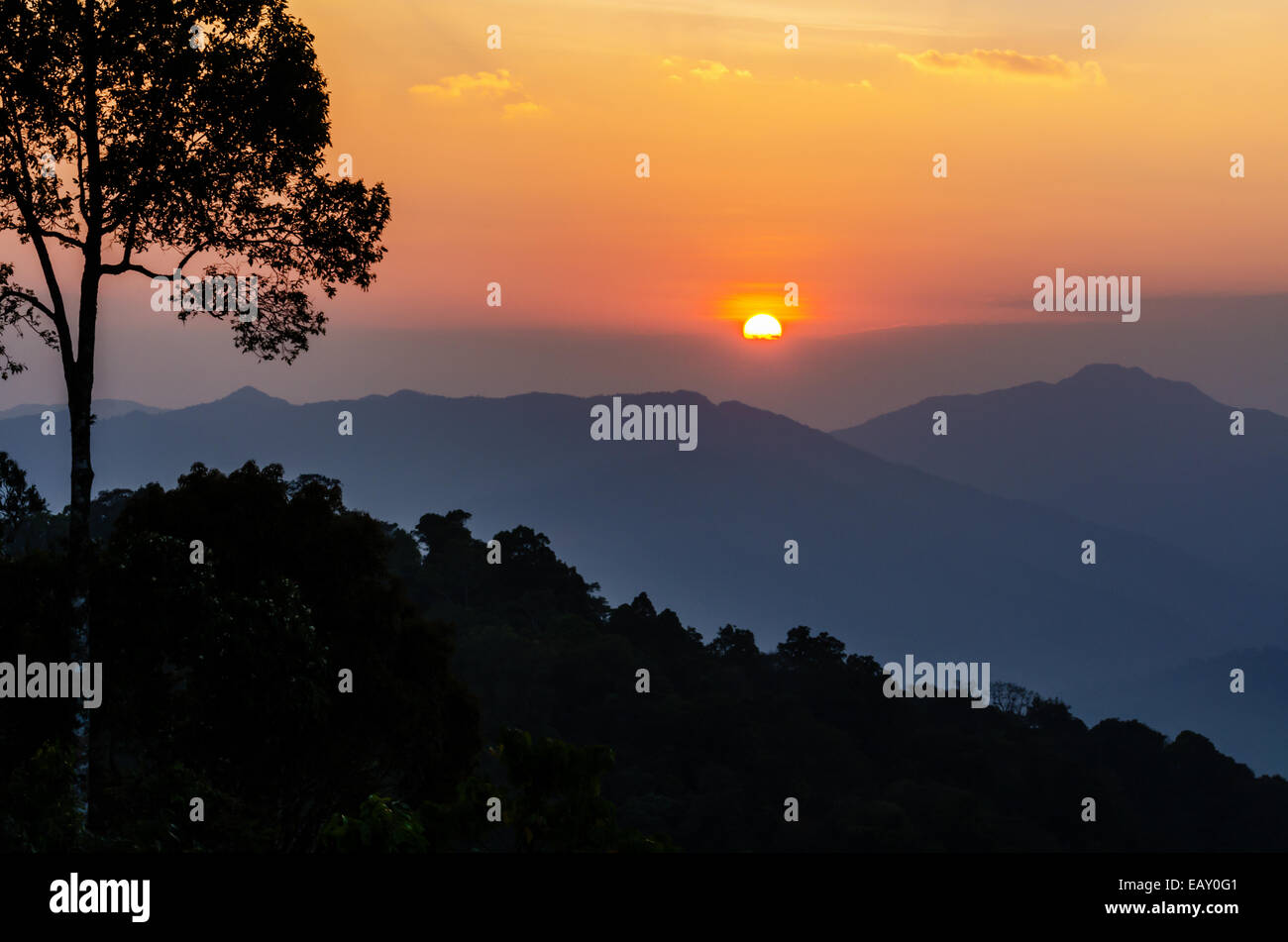Scenic sunset mountain silhouette hi-res stock photography and images ...