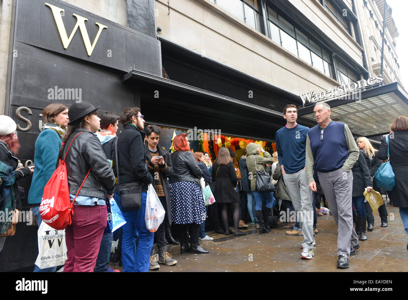 Piccadilly, London, UK. 22nd November 2014. A large queue outside Waterstones Bookshop on Piccadilly for the book signing by actor and author, James Franco. Credit:  Matthew Chattle/Alamy Live News Stock Photo