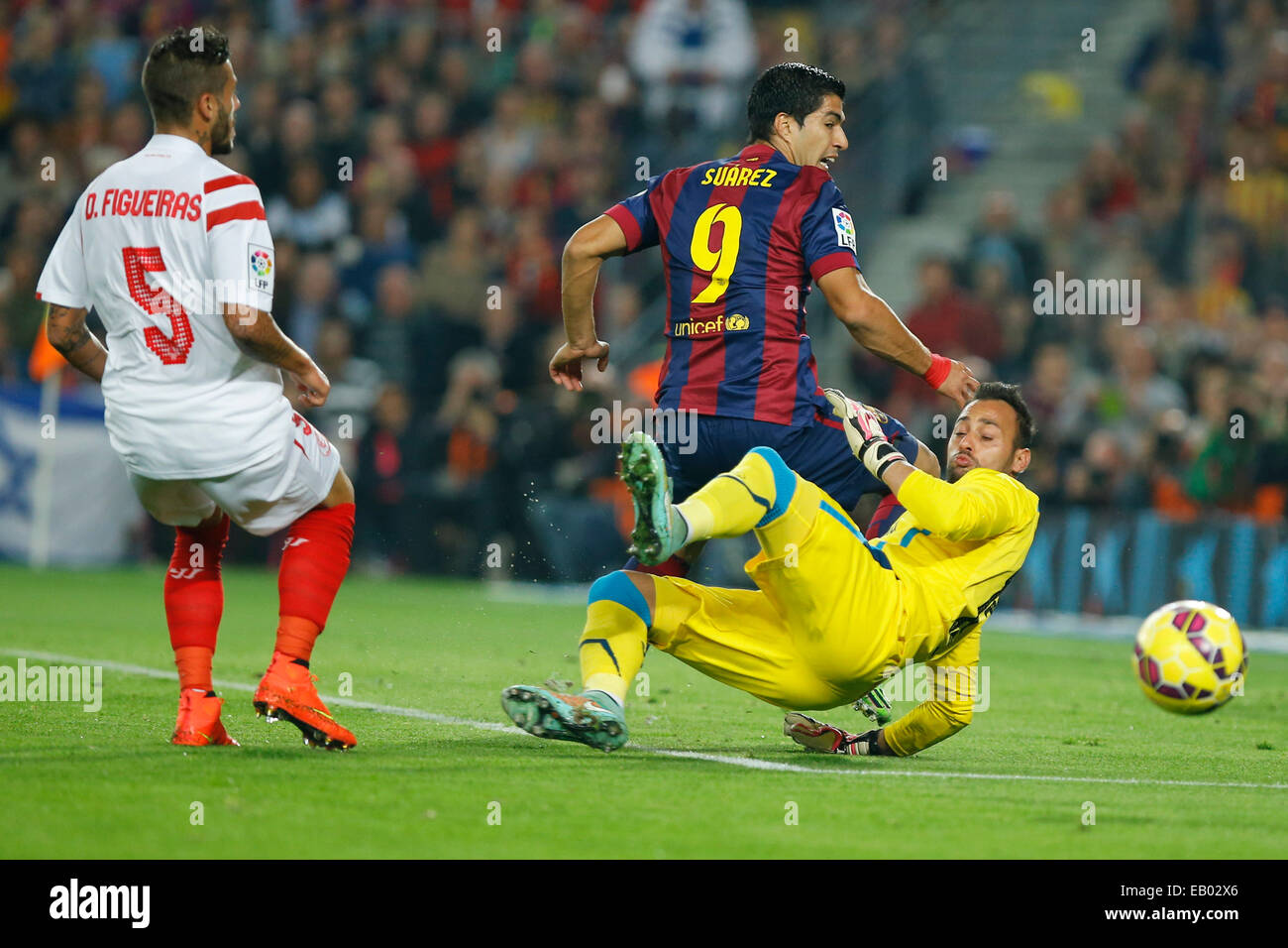 Barcelona, Spain. 22nd Nov, 2014. Barcelona's Luis Suarez (C) competes