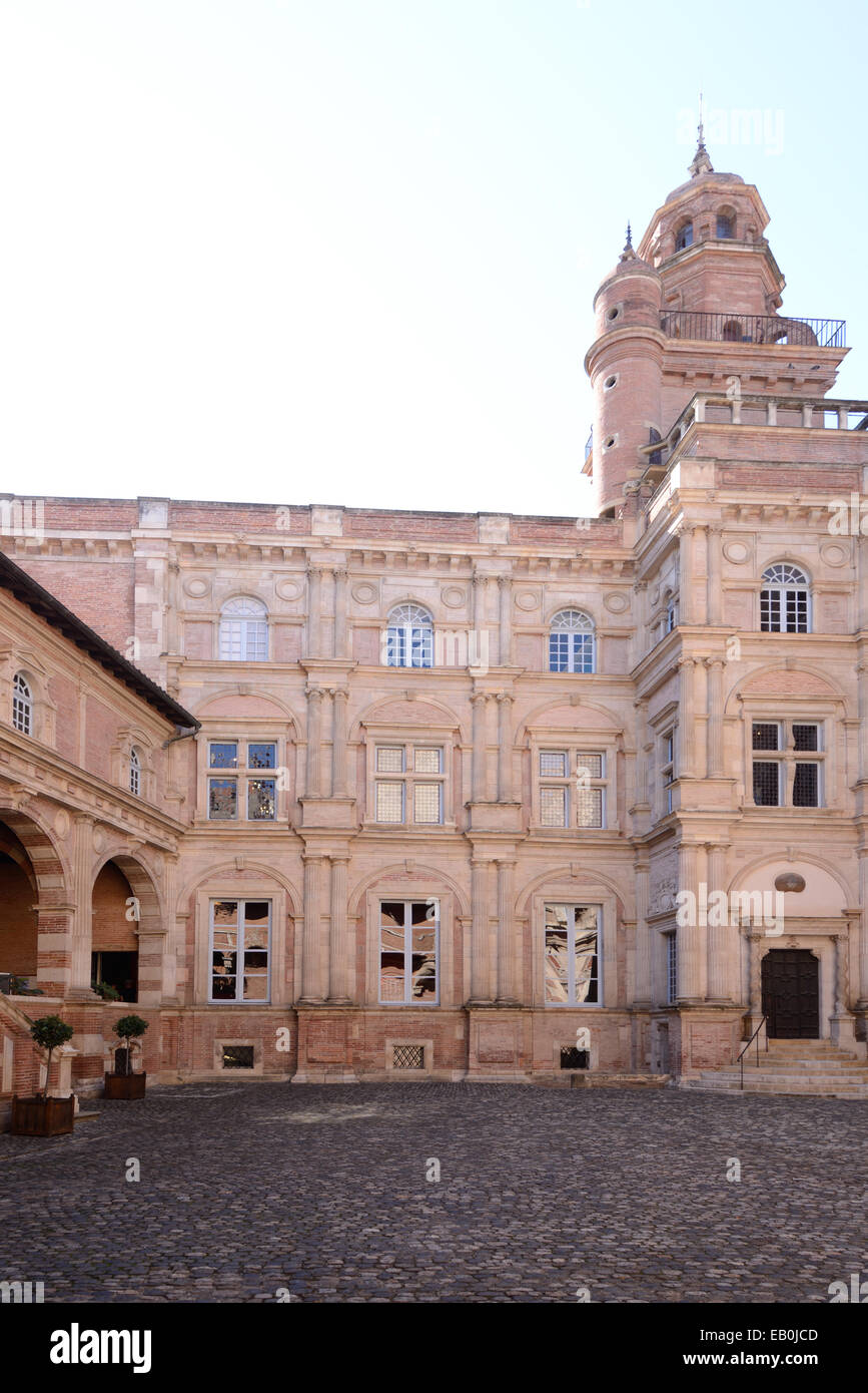 Internal Courtyard or Cours d'Honneur of the Renaissance Palace or Hôtel d'Assezat (1555-57) Toulouse France Stock Photo
