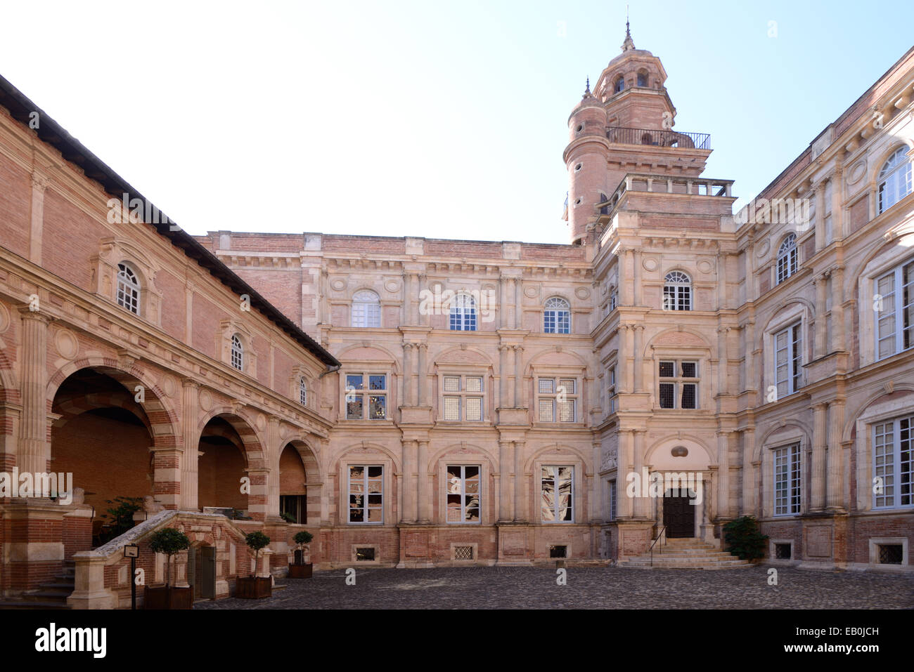 Internal Courtyard or Cours d'Honneur of the Renaissance Palace or Hôtel d'Assezat (1555-57) Toulouse France Stock Photo