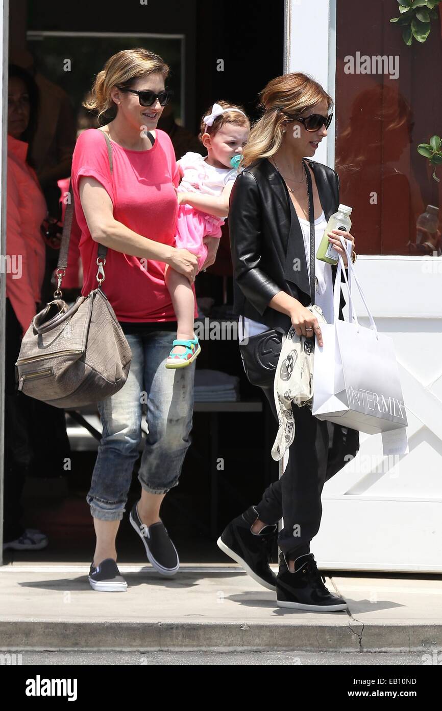 Sarah Michelle Gellar shopping at Intermix at the Brentwood Country