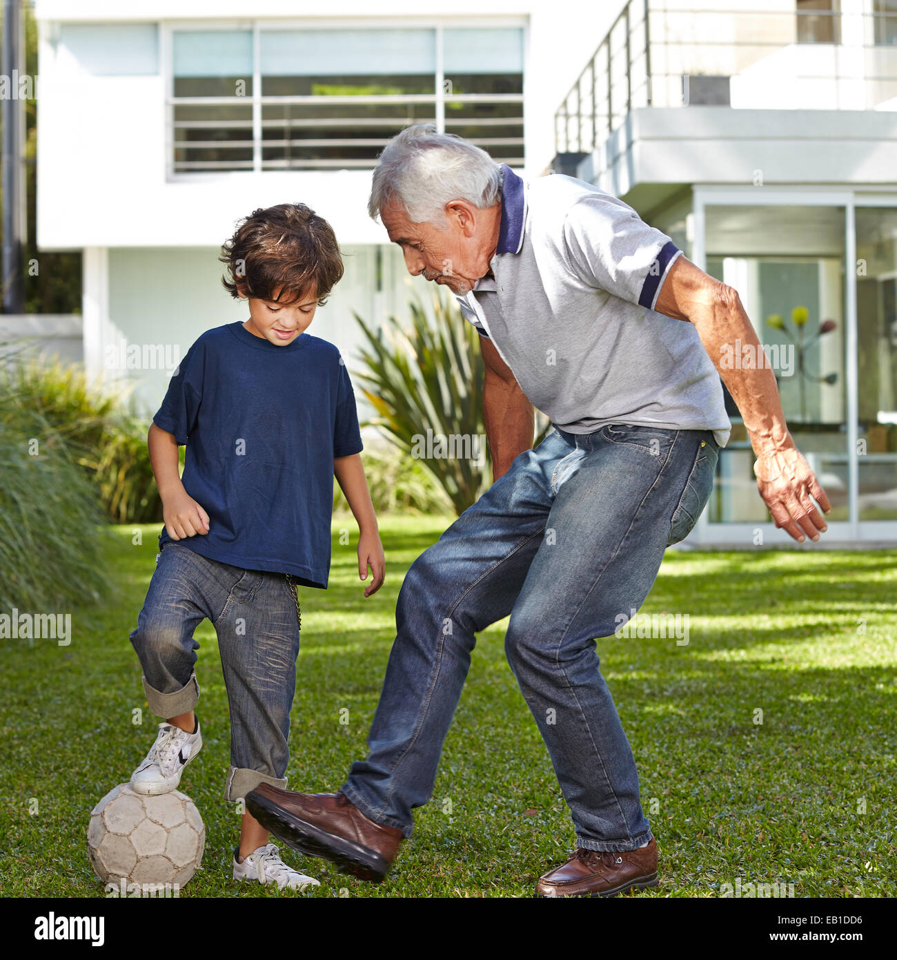 Дедушка играет в футбол. Дедушка внук футбол. Старики играют в футбол. Дед играет в футбол с внуками. Мальчик играет с дедом.
