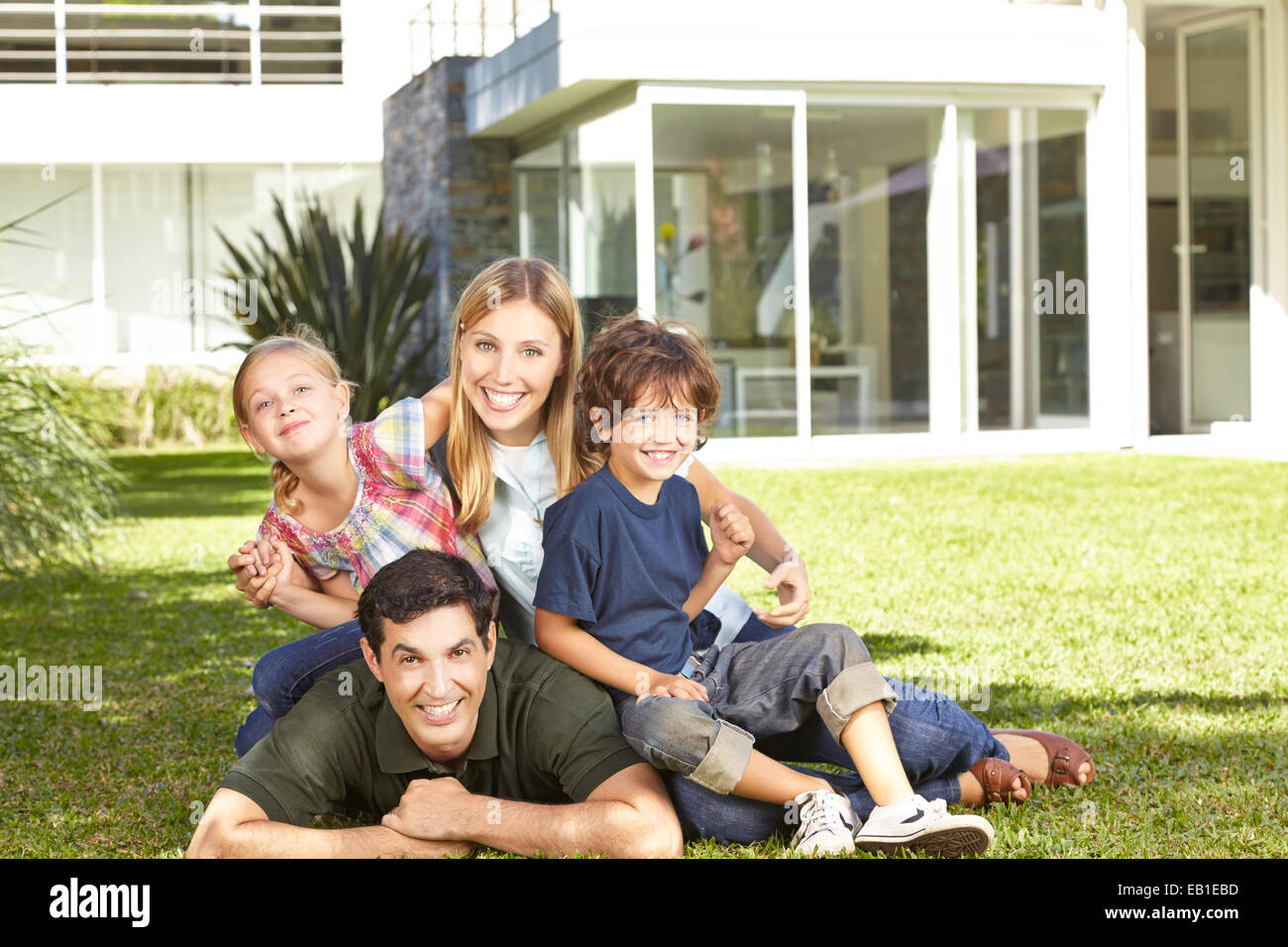 Family front house portrait hi-res stock photography and images - Alamy