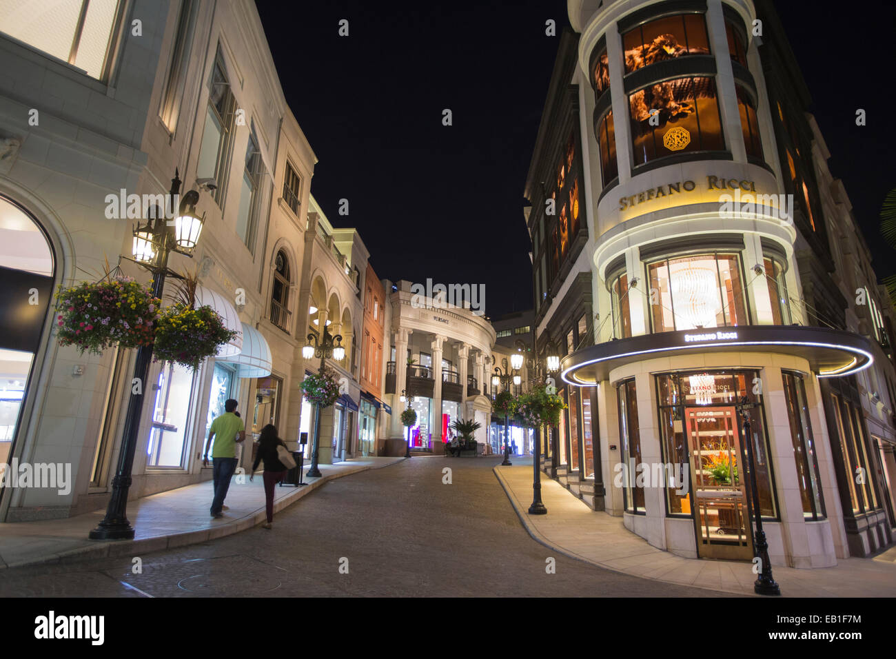 World famous Rodeo Drive in Beverly Hills at night foto de Stock