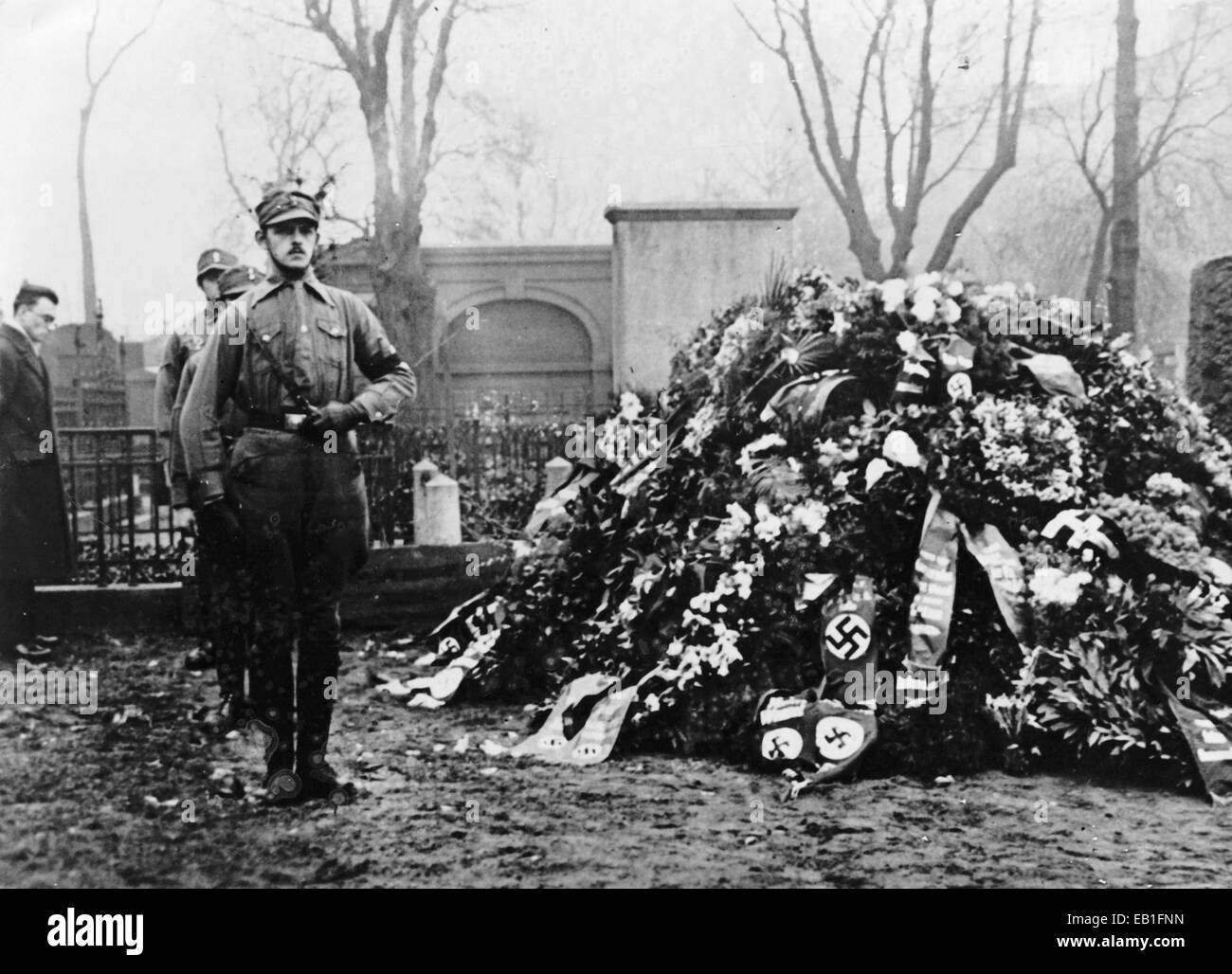 The Nazi propaganda photo shows members of the SA (Sturmabteilung) taking part in a guard of honor at the grave of a comrade who was killed during the so-called 'Kampf für die Bewegung' (Fight for the Movement), in 1930, location unknown. Fotoarchiv für Zeitgeschichtee - NO WIRE SERVICE Stock Photo