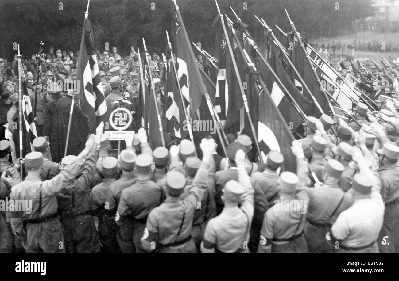 The 'last salute' by SA (Sturmabteilung) members for their comrade Walter Thriemer, who was killed in street fighting for the so-called 'Kampf für die Bewegung' (Fight for the Movement) in Saxony in 1931. Fotoarchiv für Zeitgeschichtee - NO WIRE SERVICE Stock Photo