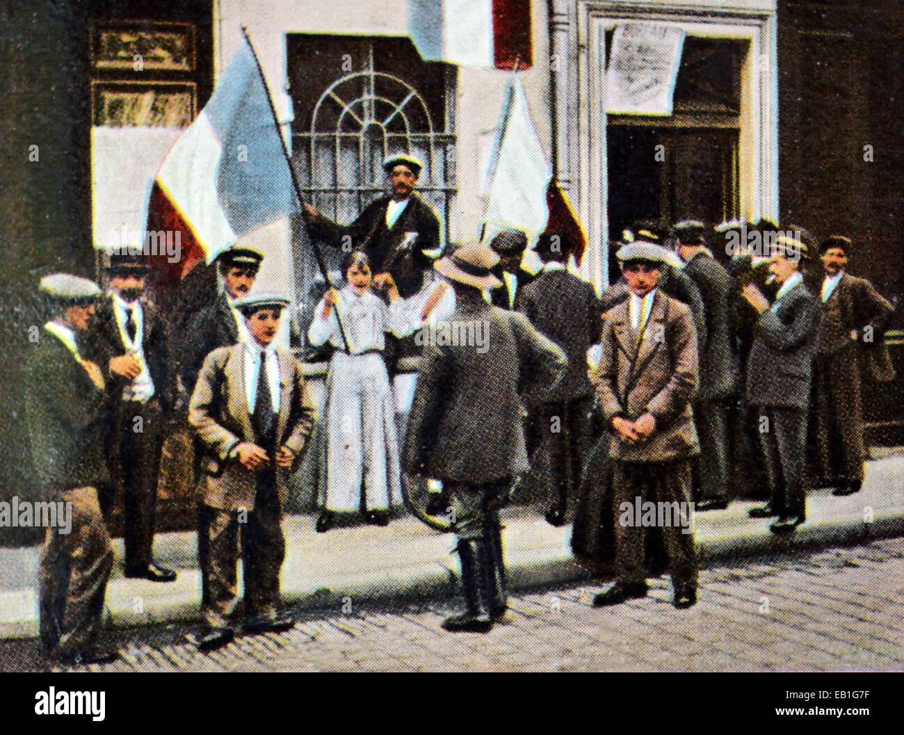 A contemporary German colorized propaganda photo shows a street scene outside of a French recruitment office during the general mobilization in France in August 1914. Photo: Neumann Archive - NO WIRE SERVICE Stock Photo
