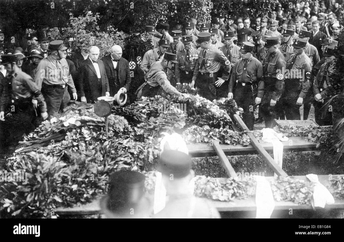 SA (Sturmabteilung) members attend the funeral for a comrade, who was killed in street fighting for the so-called 'Kampf für die Bewegung' (Fight for the Movement) in Chemnitz in 1930. Fotoarchiv für Zeitgeschichtee - NO WIRE SERVICE Stock Photo